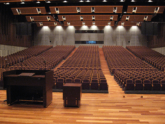 Photograph of Canon Inc.'s Takeshi Mitarai Memorial Hall  (retractable seats for a multipurpose hall /arena)