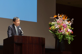 President Shunichi Miyanaga welcomes new employees at the ceremony.