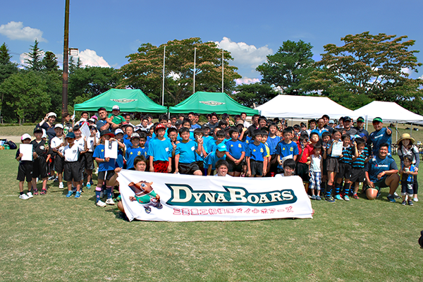 Group photo of the children and DynaBoars players