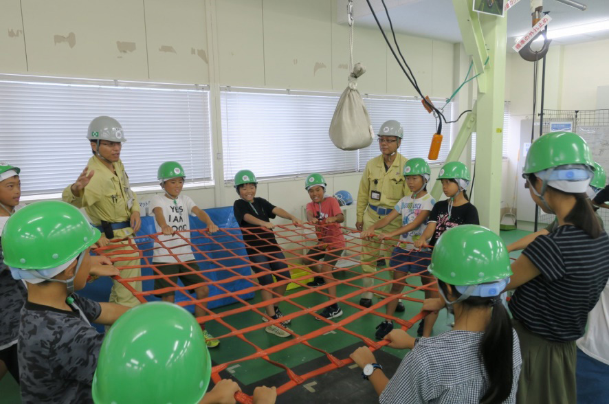 安全体感教室で吊り荷が落下する衝撃を体験