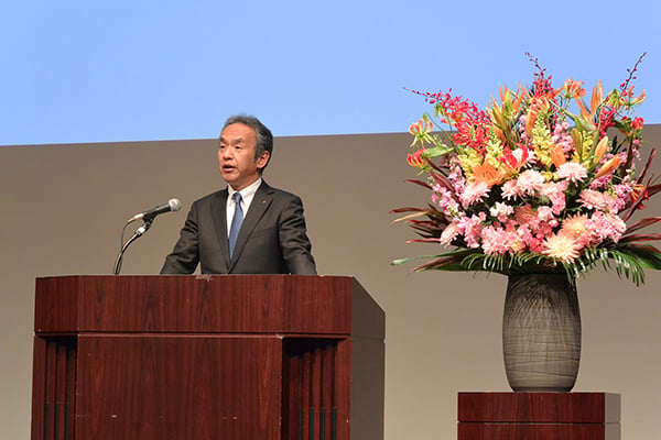 President Seiji Izumisawa welcomes new employees at the ceremony 