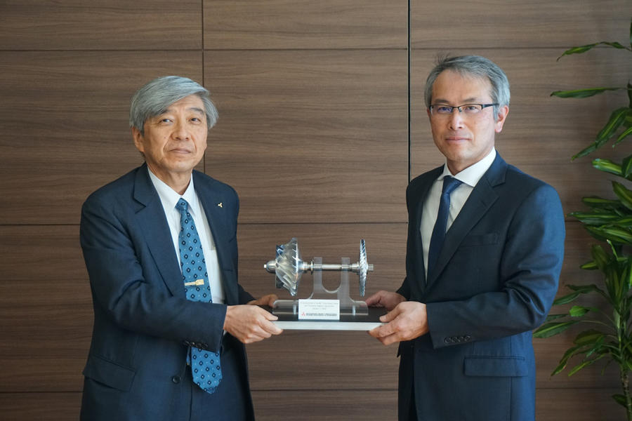 Presentation of commemorative gifts (Mr. Hori, President of MHI-MME, Mr. Tanaka, President of Mitsui E&S Machinery)