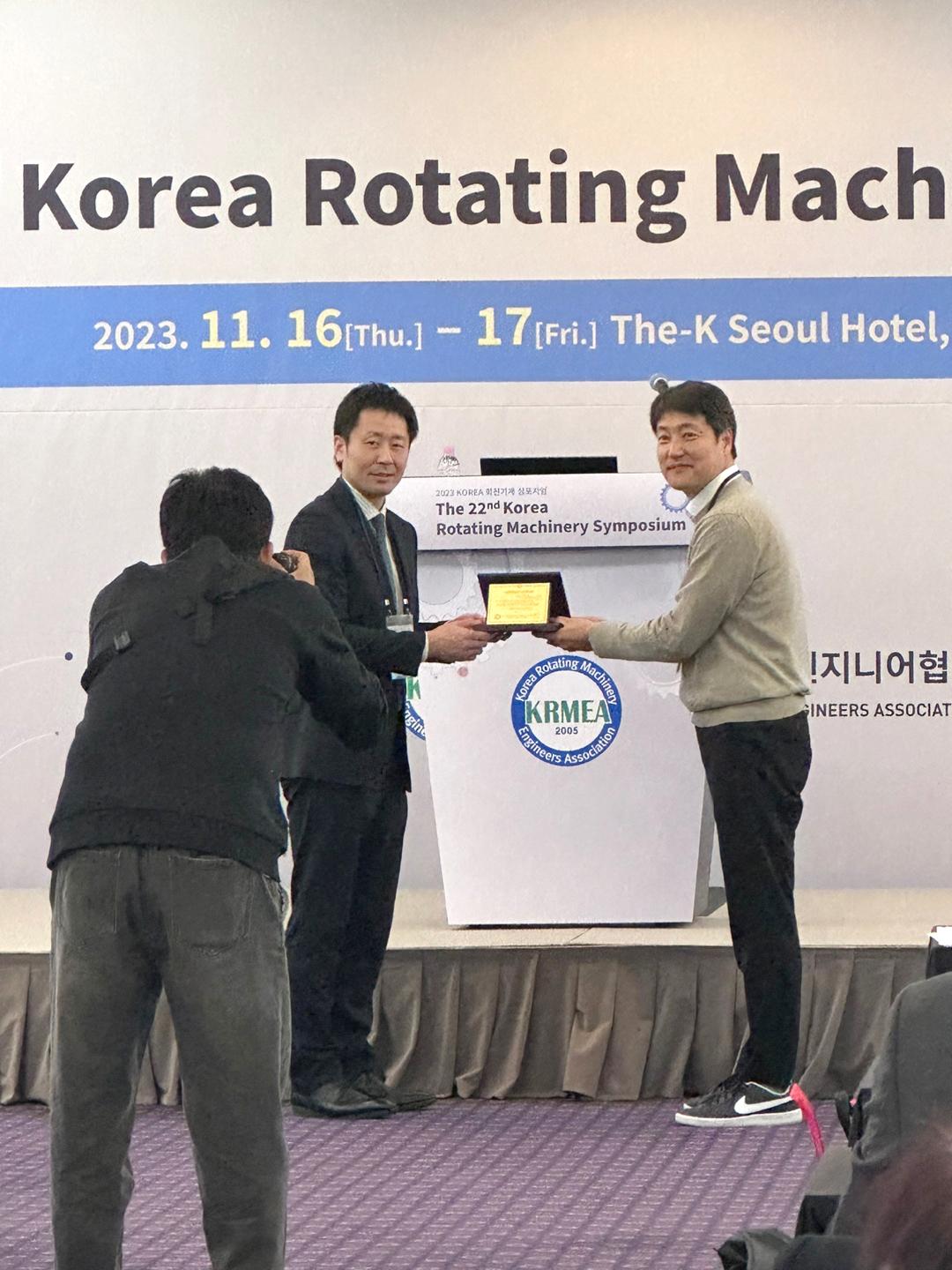 Mr. Oka receiving a plaque commemorating his speech
