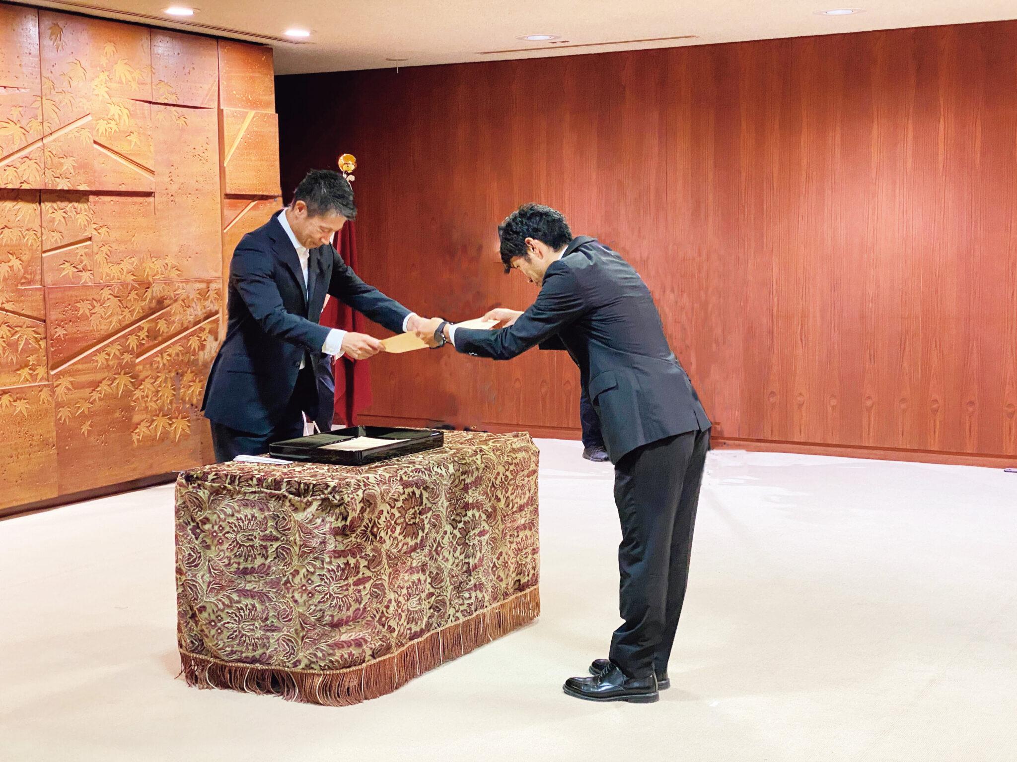 Mr. Usagawa receiving the certificate from Hiroshima Governor Yuzaki