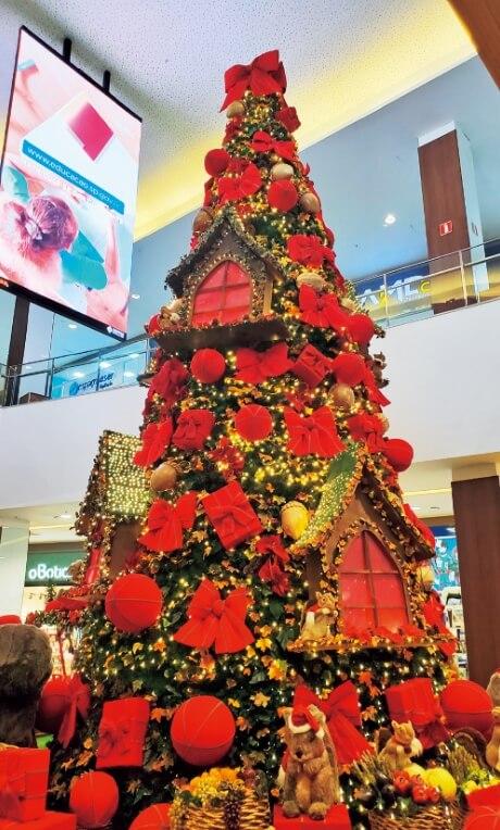 An exciting Christmas tree