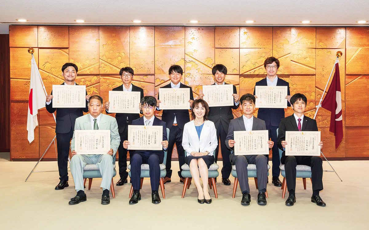 Group photo of the awardees. Masutani is in the back row, far right; Odahara is second from the left in the front row.