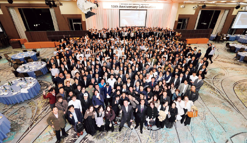A commemorative group photo of all attendees, with former Presidents Osaki and Yamane also present.