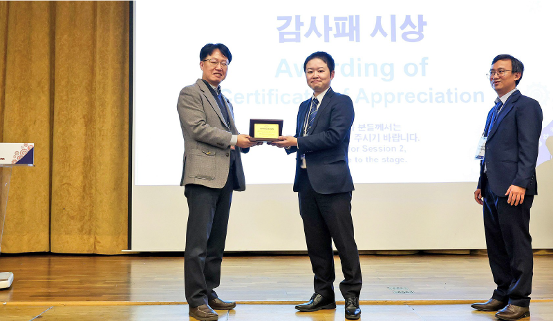 Mr. Yamada receiving a commemorative plaque
