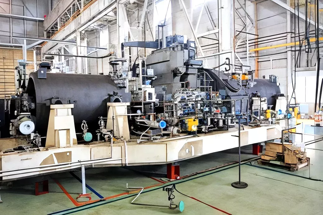 Synthesis gas compressor and both shaft end drive steam turbine