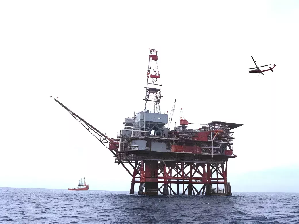 Offshore gas drilling facilities with compressors for gas shipment