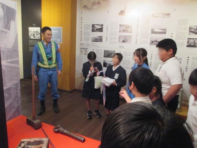 Children listening attentively to the employee’s explanation