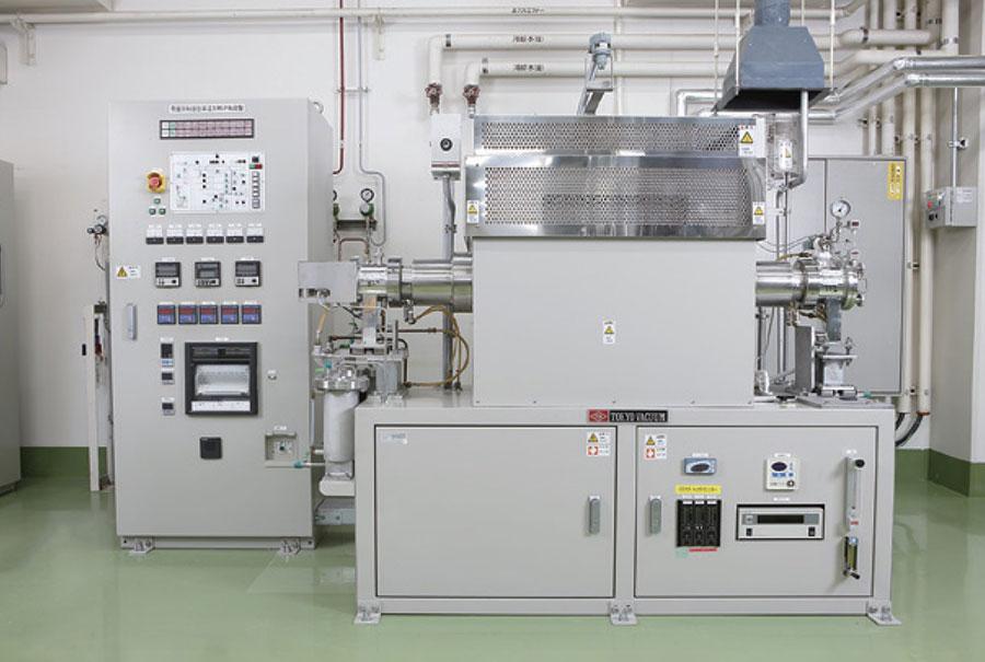 Atmosphere-controlled high-temperature heating furnace