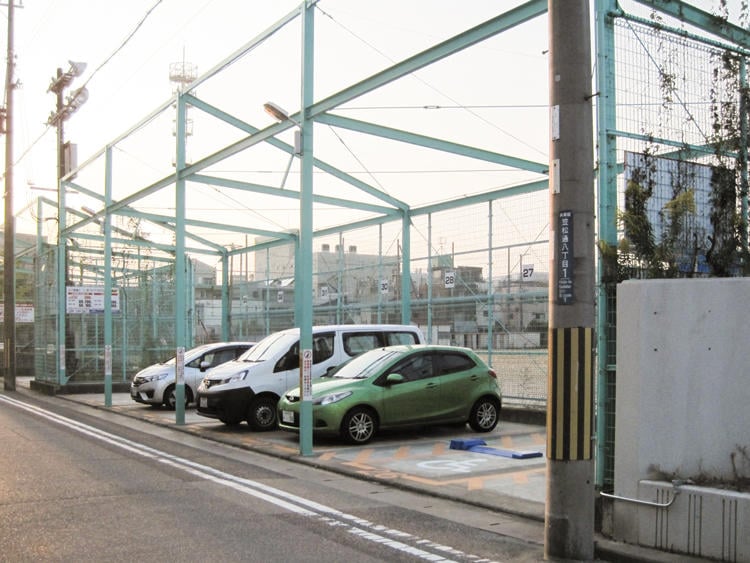 写真:さらに直進すると交差点があり、右折すると第1駐車場、直進すると第2駐車場があります。