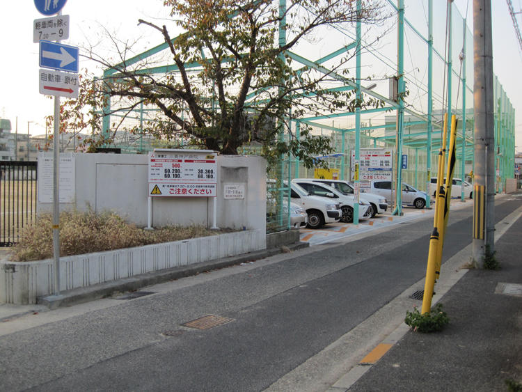 写真:さらに直進すると交差点があり、右折すると第1駐車場、直進すると第2駐車場があります。