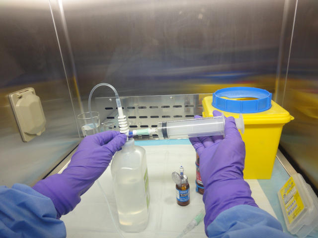写真:抗がん剤無菌調整2