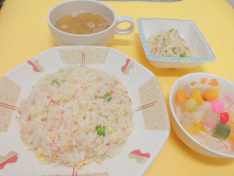 写真:選択食B:焼き飯、スープ