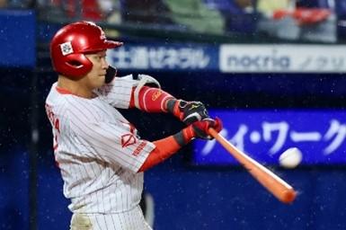8回に逆転ソロHRを放つ津田選手