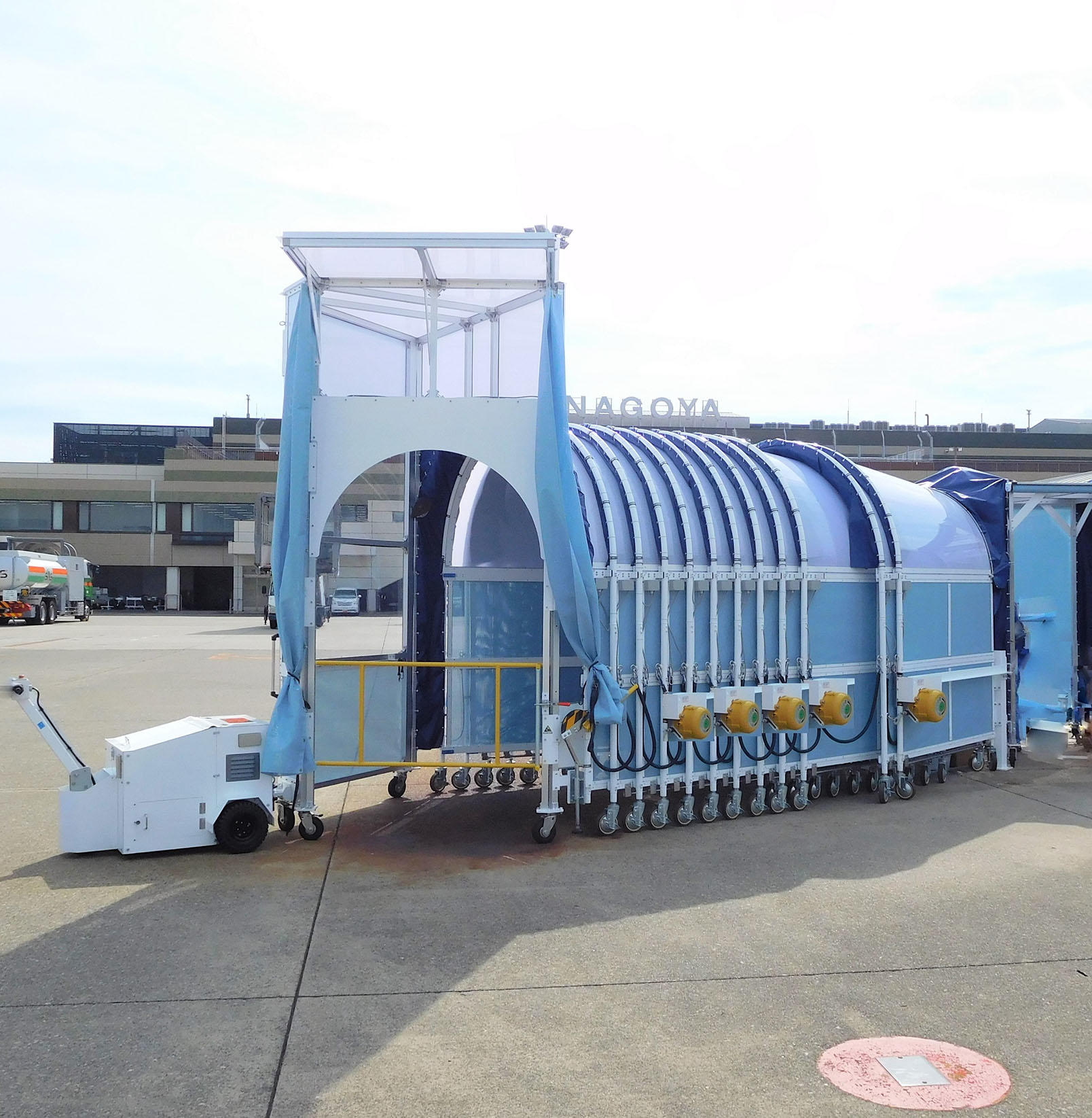 『ボーディング・アーケード』格納時の写真(名古屋空港にて)