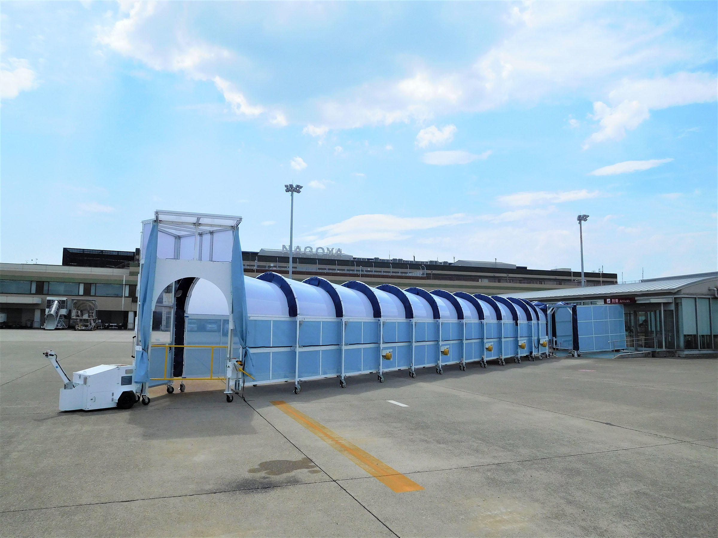 『ボーディング・アーケード』伸展時の写真(名古屋空港にて)