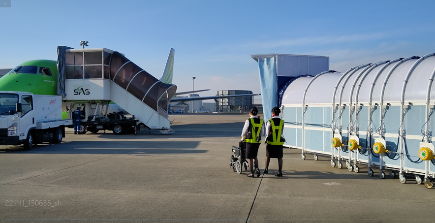 『ボーディング・アーケード』伸展時の写真(名古屋空港にて)