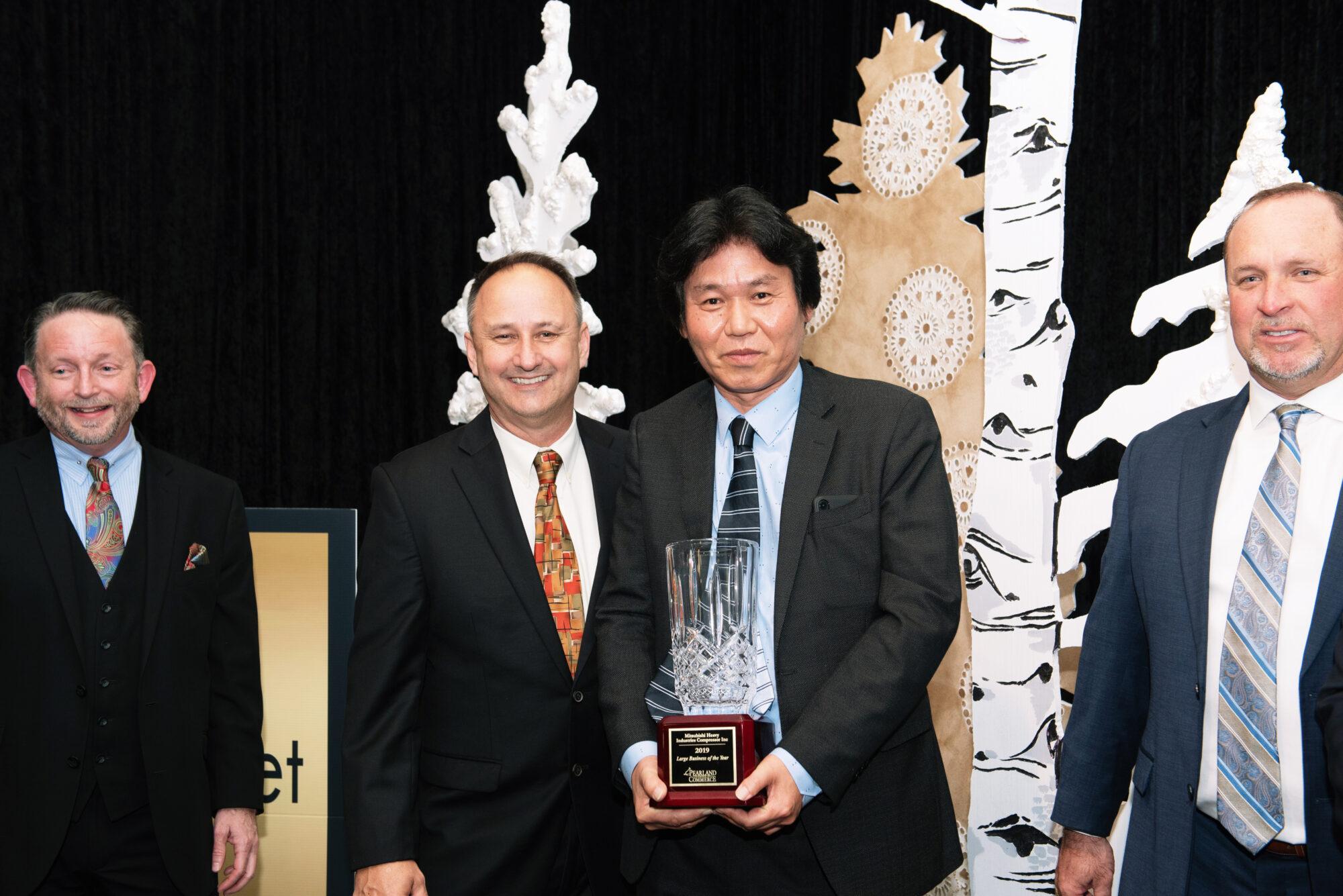 「Business of the Year」賞を授与された佐賀社長とLawrence Romingerさん