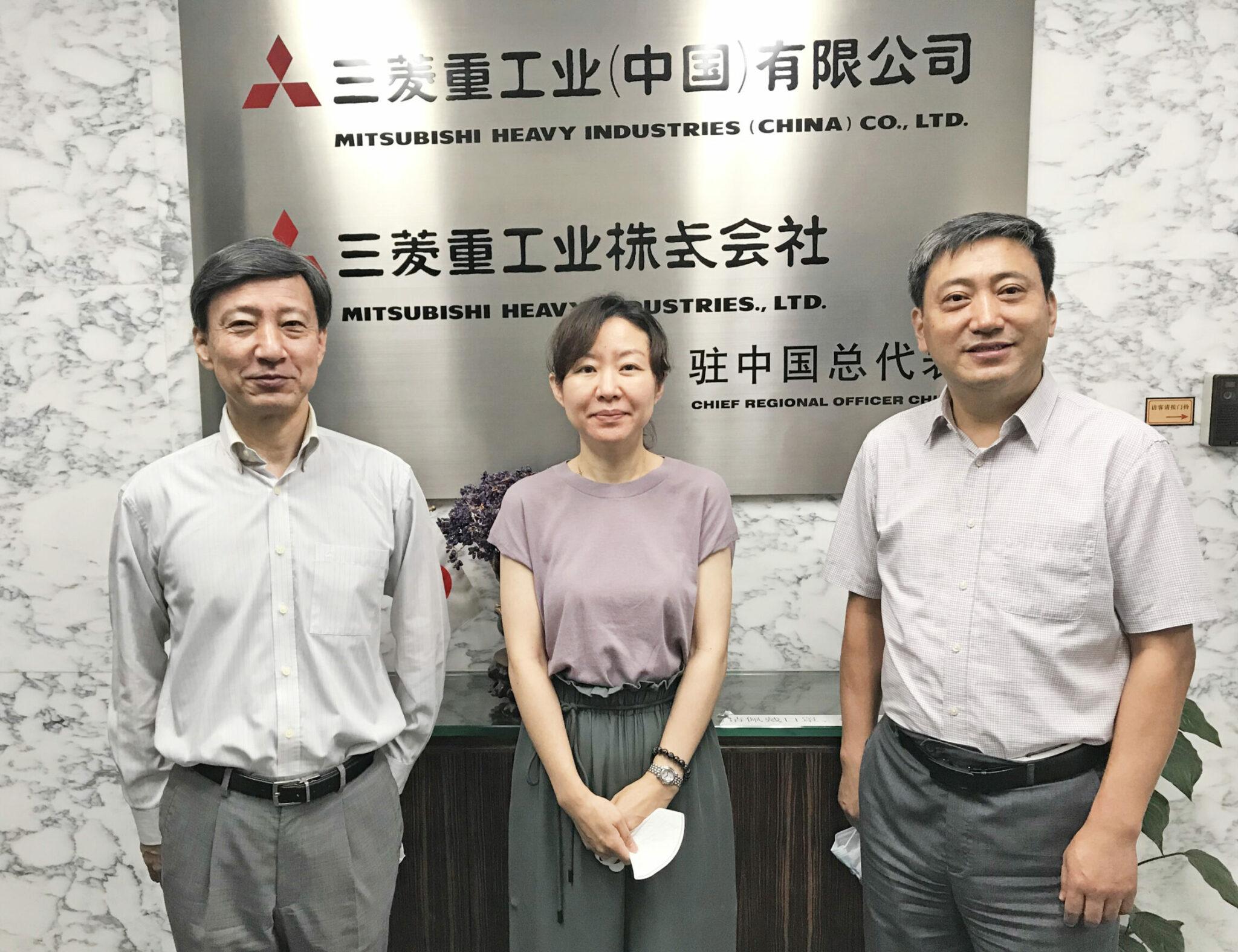 青木総代表(左端)とコンプレッサ営業サポート担当