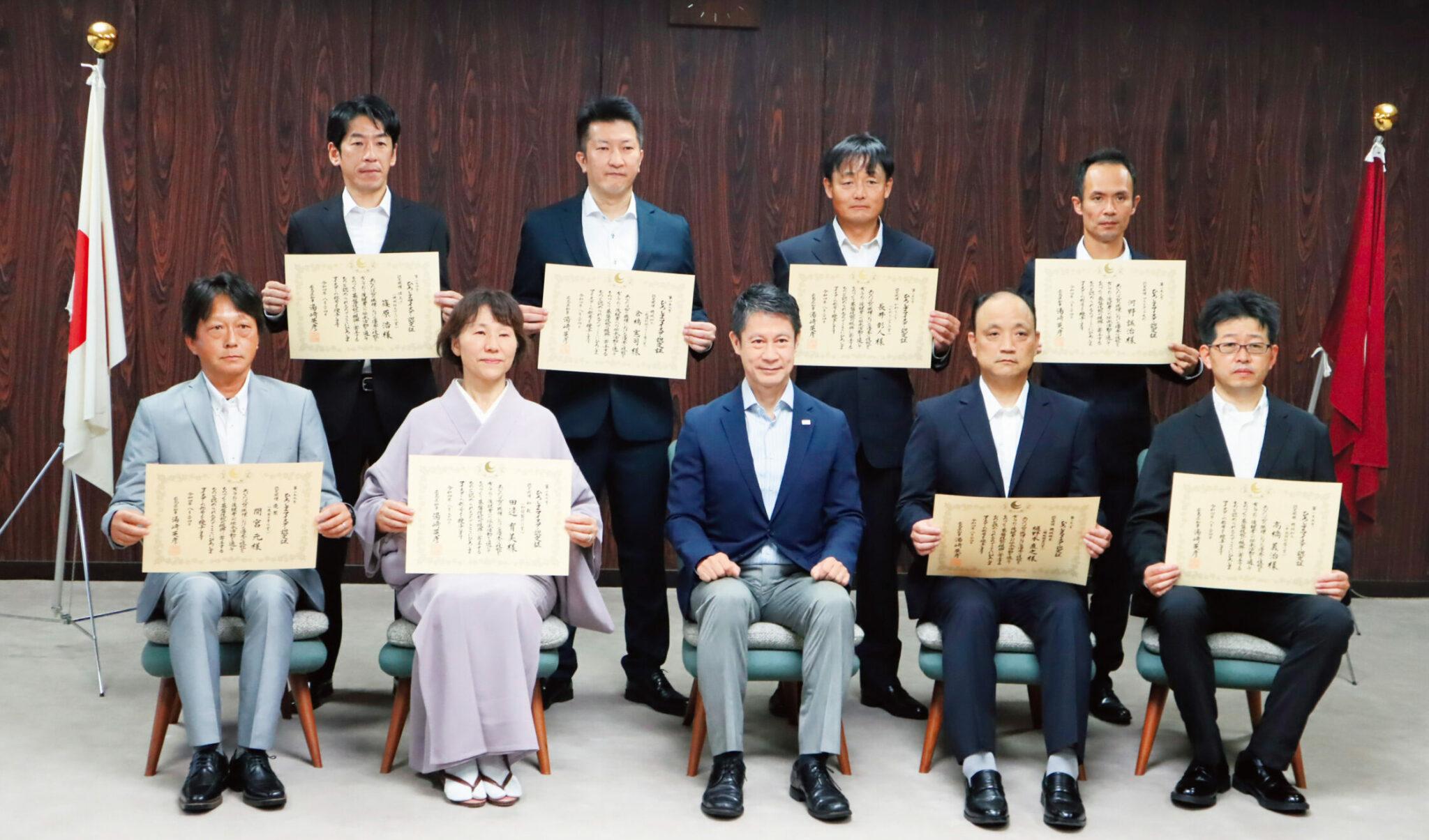 認定者全員と湯崎広島県知事で記念撮影（後列一番左が篠原係長）