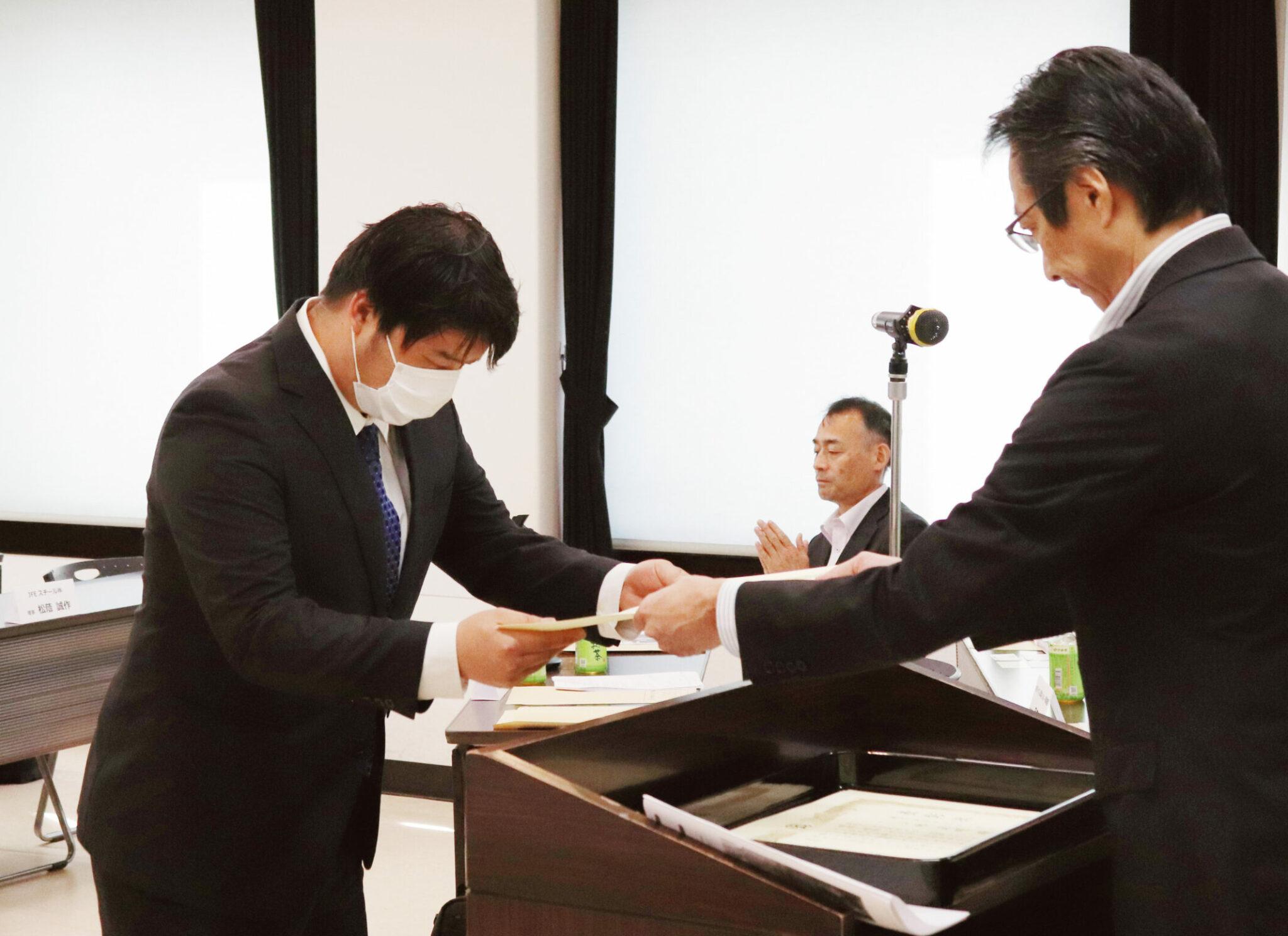表彰状を受け取る中村さん