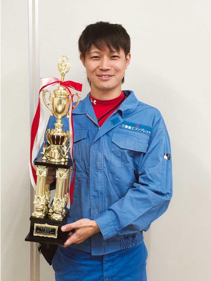 トロフィーを持った村上さん