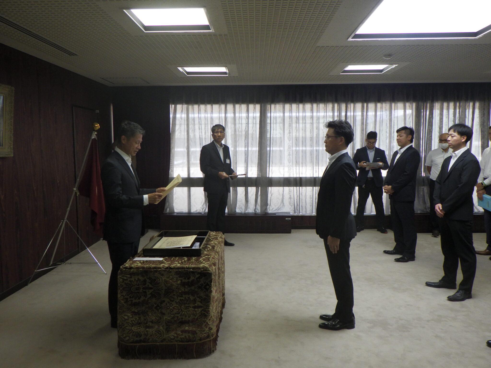 湯崎広島県知事より認定書を授与