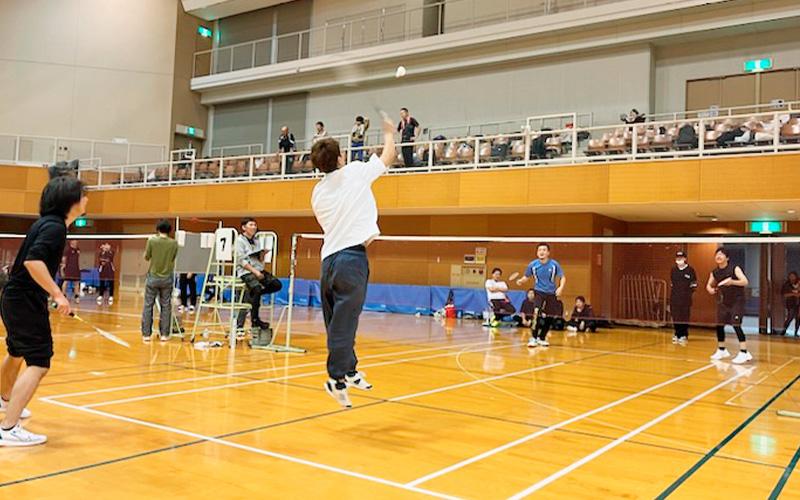バドミントン大会を開催