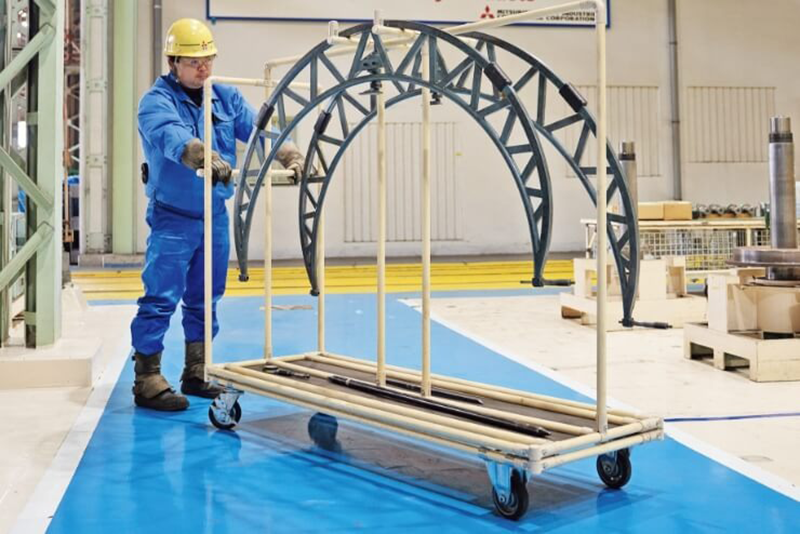 パイプ素材で、部品の形状に合わせて自作した運搬用の台車。他にもオリジナルの治具などいろいろ作っています