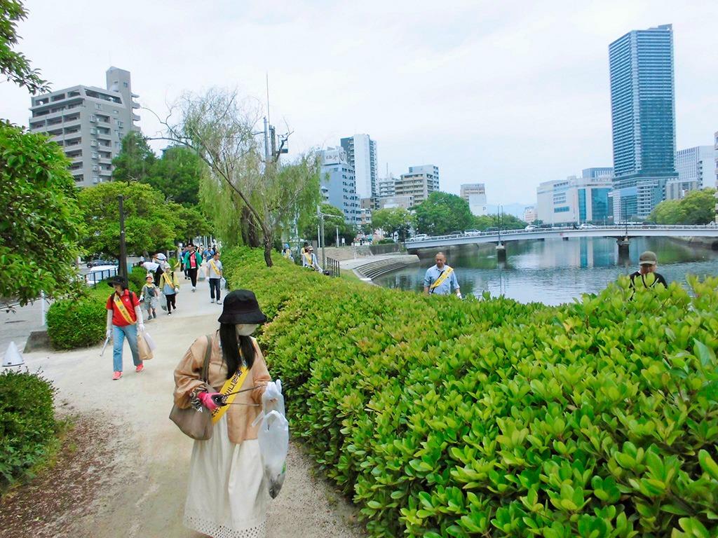 参加者は、黄色いタスキを身につけ、ゴミ回収袋と火ばさみを手に、約1時間かけて川沿い（約2.5km）を清掃