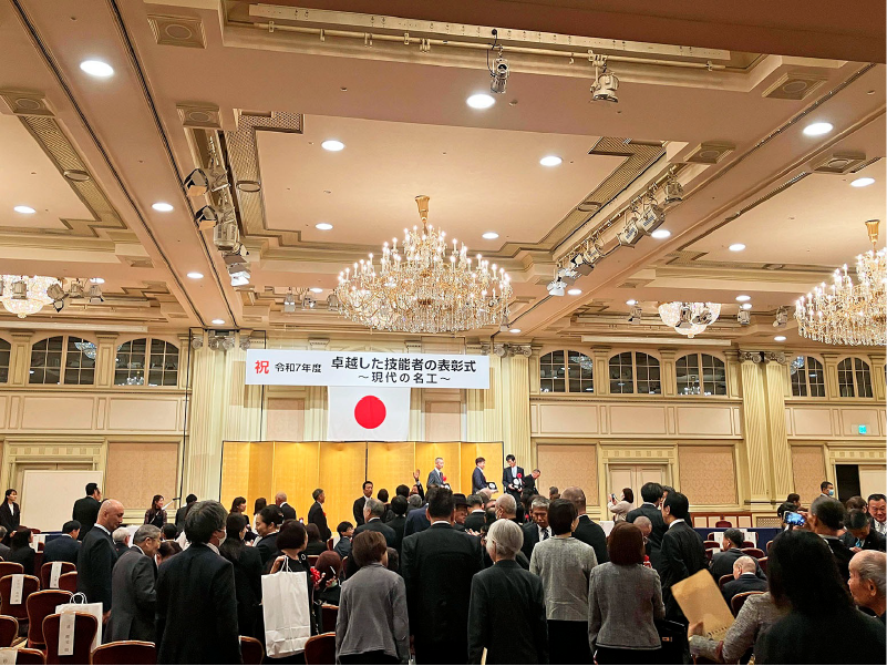 リーガロイヤルホテル東京で開催された表彰式で、長坂厚生労働副大臣から卓越技能章（盾および徽章）が授与されました