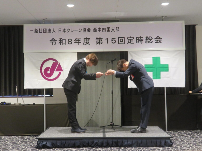 表彰盾を受領する町野社員