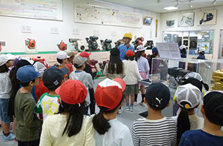 名古屋市立八社小学校の見学の様子