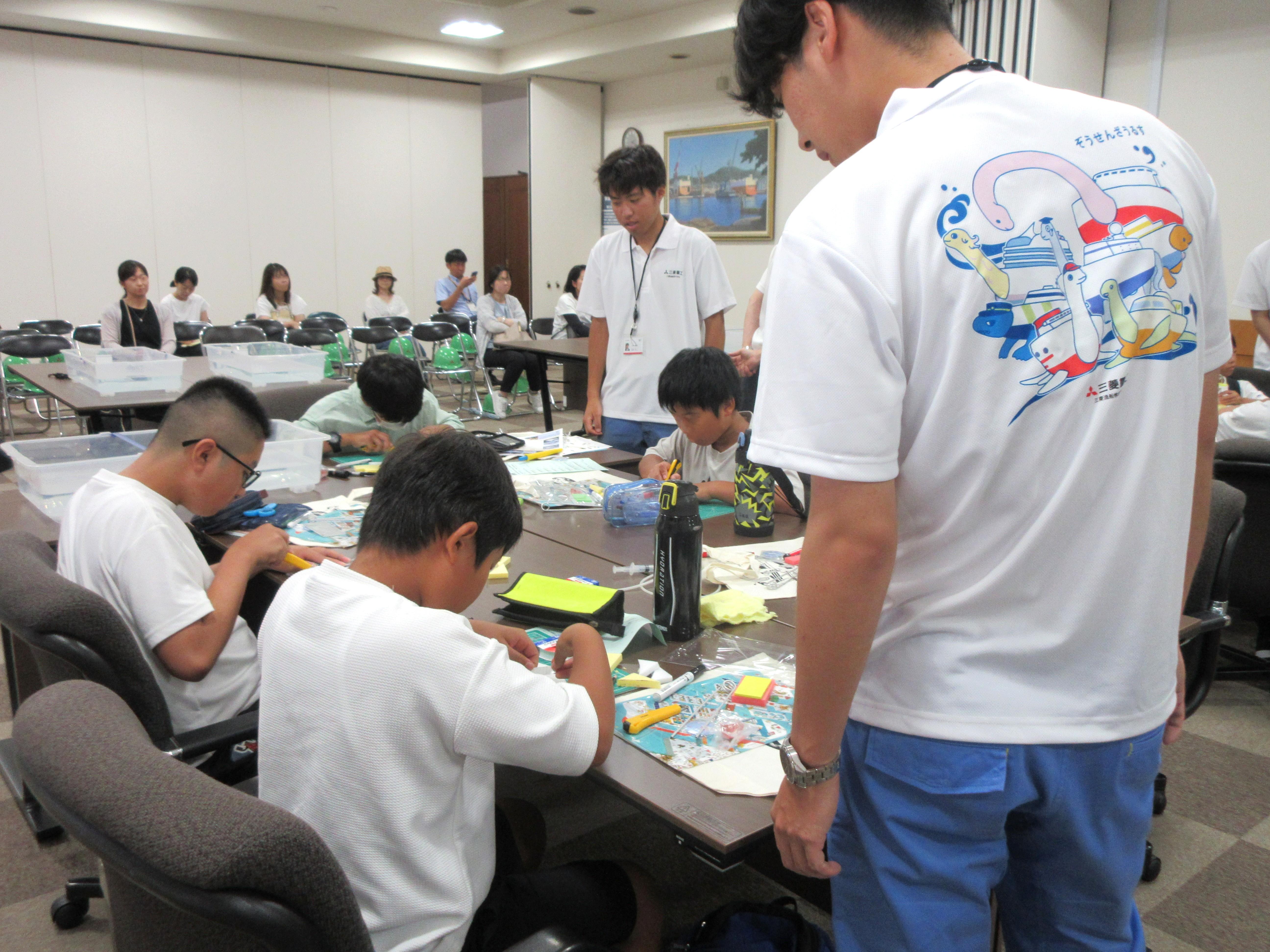 ジュニア科学教室（講師のアドバイスを受けながらポンポン船を製作）