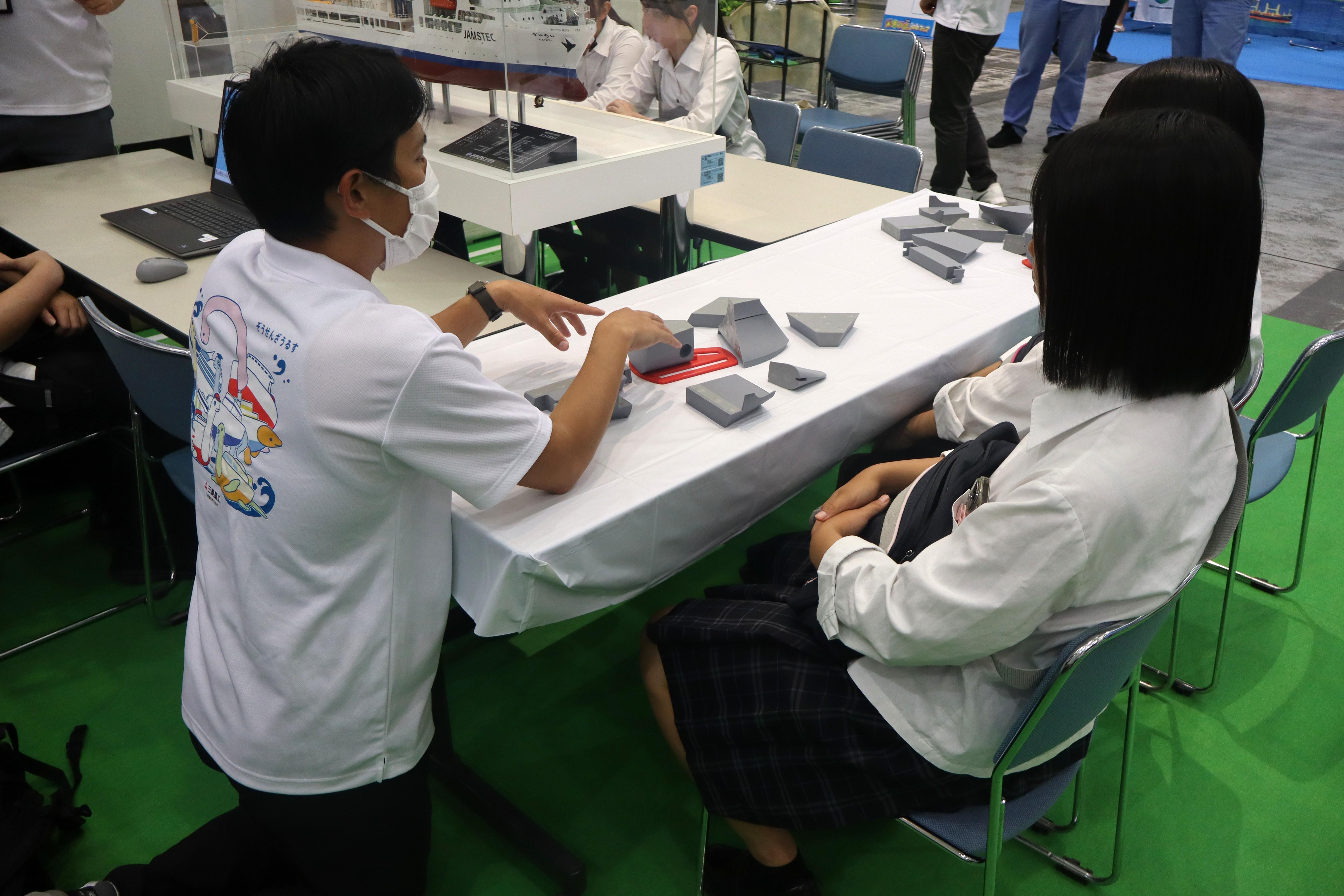 ブロック建造の仕組みを理解できる積み木体験