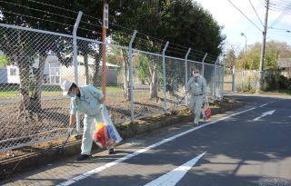 クリーン作戦を実施中(当社周辺の村道にて)