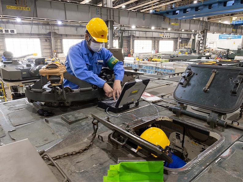 専用検査器による車体・砲塔システムの機能確認