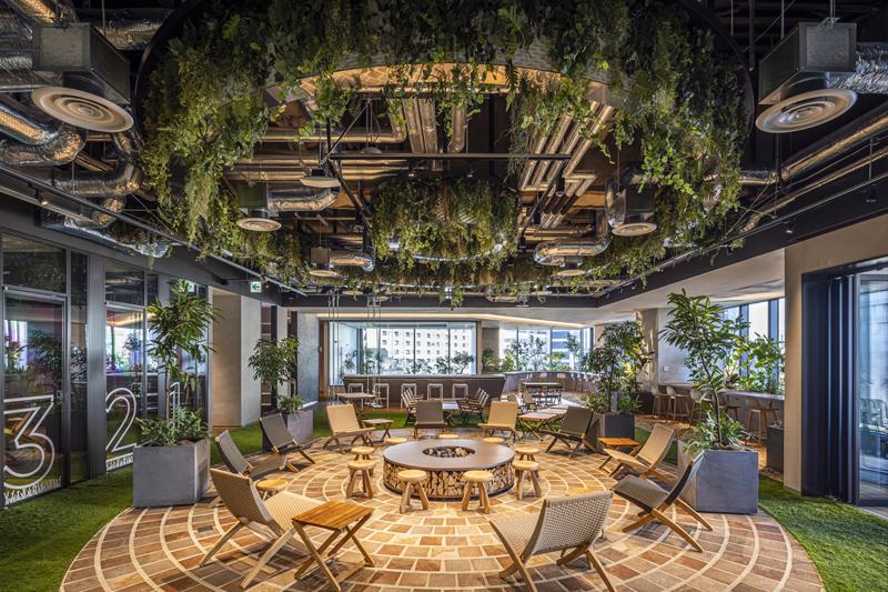 エムアンドエム、テーブル