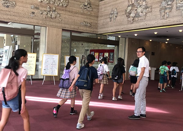 An employee volunteer guiding the children (Nagoya)