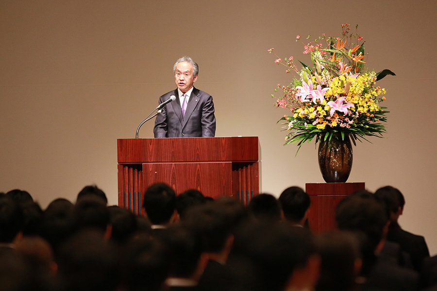 President Seiji Izumisawa welcomes new employees at the ceremony