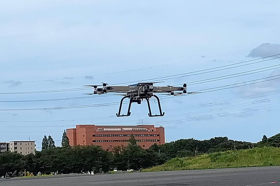 開発中の無人機による災害発生時の救援物資輸送を実証陸上自衛隊東部 