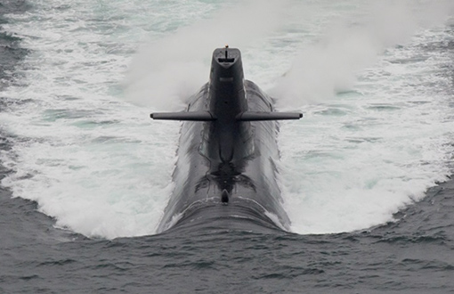 潜水艦の建造・アフターサービスで活躍する工事担当者及び生産技術者とシステム技術者について紹介する。