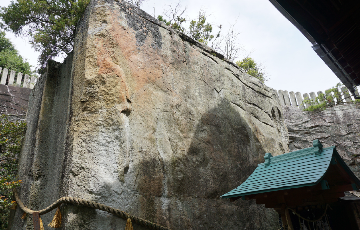生石神社「石の宝殿」