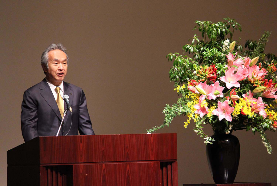 President and CEO Seiji Izumisawa welcomes new employees at the ceremony