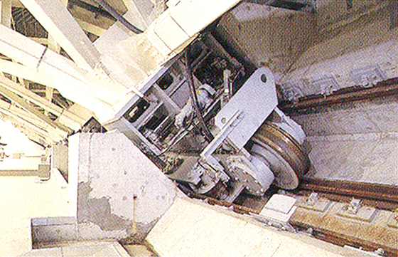 Photograph of a horizontal-sliding-type roof (SeaGaia Miyazaki Ocean Dome)