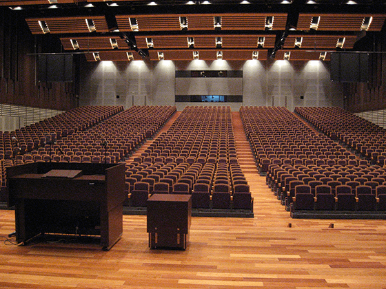 Photograph of Canon Inc.'s Takeshi Mitarai Memorial Hall (retractable seats for a multipurpose hall /arena)