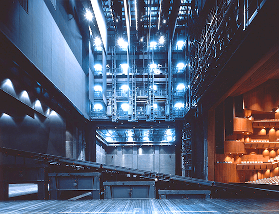 新国立劇場 オペラ劇場（劇場舞台機構システム）の写真